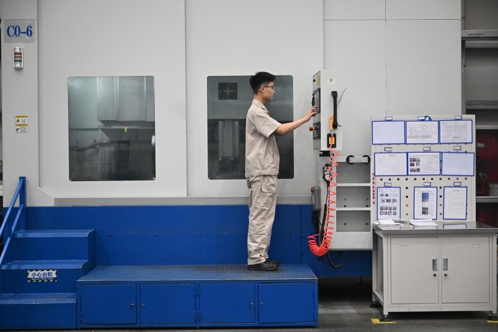 近日，工人在洛陽軸承集團(tuán)股份有限公司的智能生產(chǎn)線上作業(yè)。新華社記者 李嘉南 攝