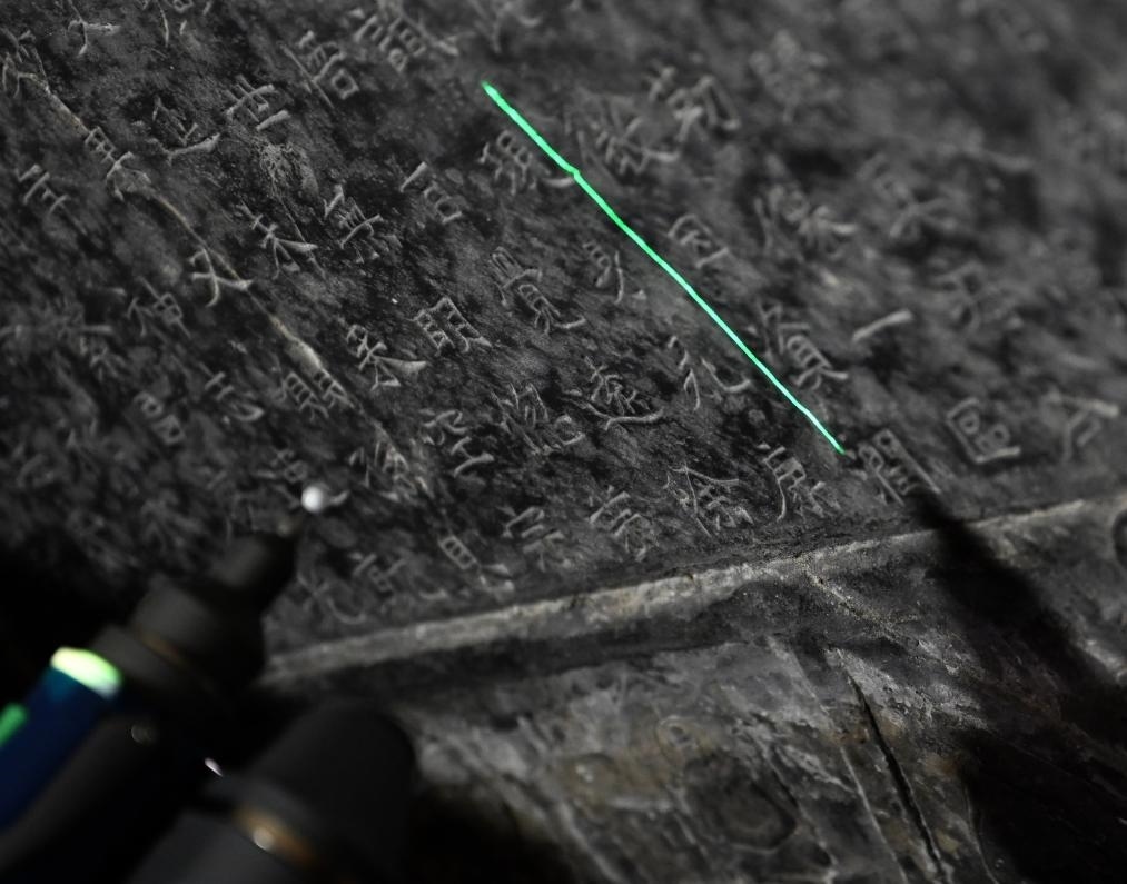 2025年4月9日，龍門石窟研究院工作人員在古陽洞使用關(guān)節(jié)臂掃描儀對《龍門二十品》之一進行數(shù)字化掃描。新華社記者 李嘉南 攝