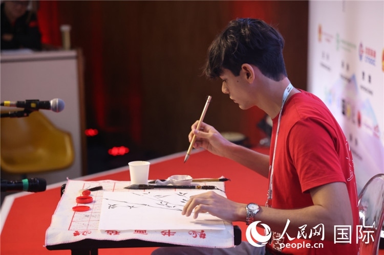 2025年“漢語橋”巴西賽區(qū)決賽的“才藝展示”環(huán)節(jié)，一名參賽者正在繪畫。人民網(wǎng)記者 時元皓攝