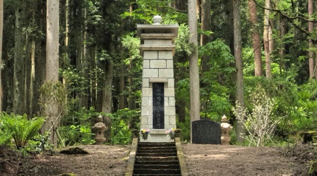 福島縣豬苗代町中國(guó)殉難勞工慰靈碑修繕完工暨植樹(shù)祭掃儀式舉行。中國(guó)駐新潟總領(lǐng)館供圖