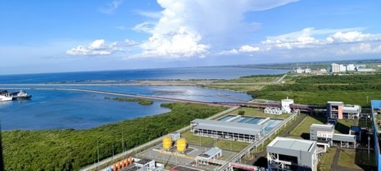 這是5月18日拍攝的紅樹林環(huán)繞的爪哇7號燃煤電站。記者 曹凱 攝