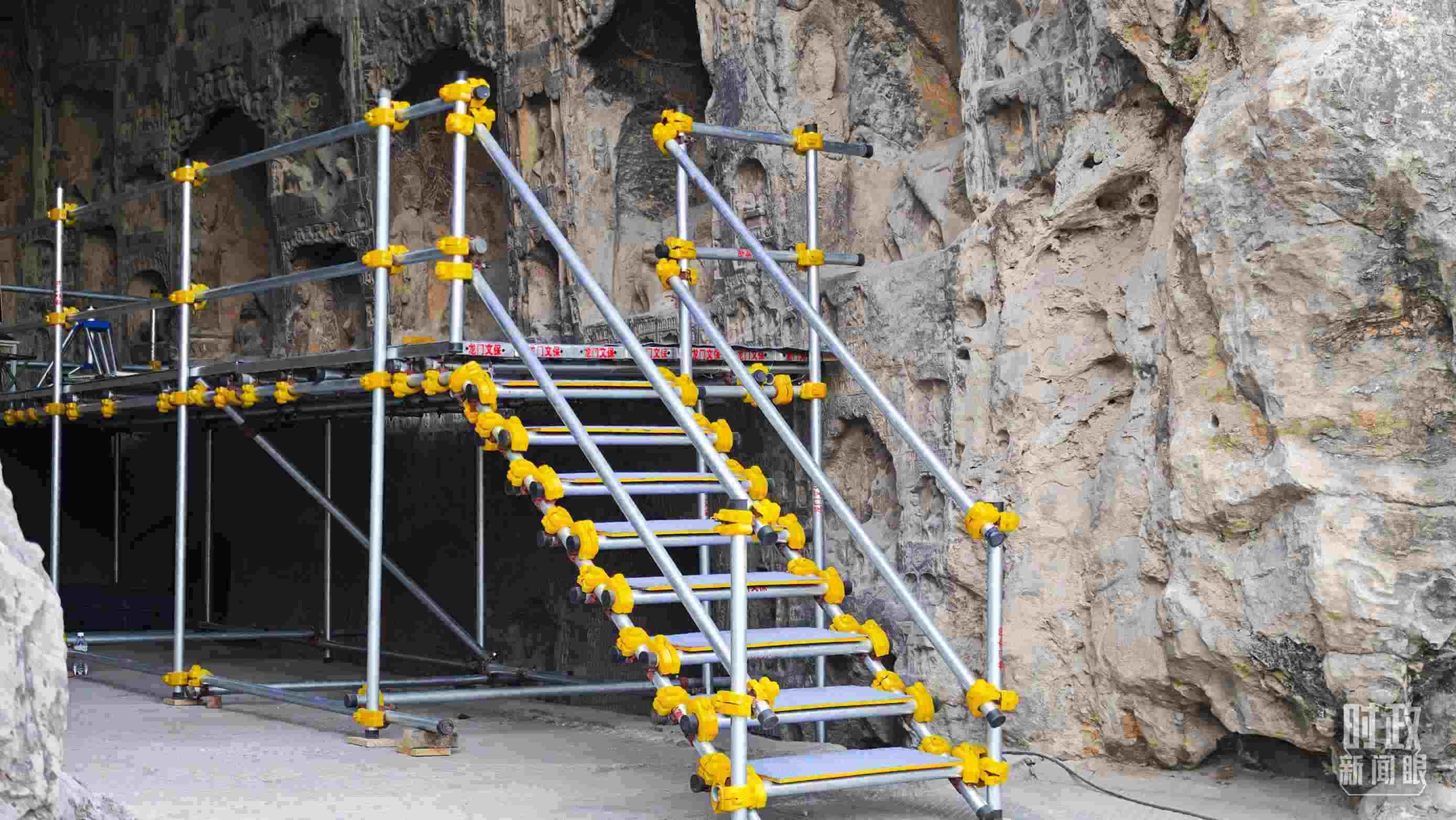 △龍門石窟古陽洞文物修護(hù)現(xiàn)場。（總臺央廣記者潘毅拍攝）