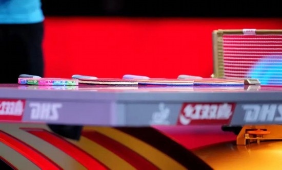 王楚欽的球拍為最右側(cè)那支。