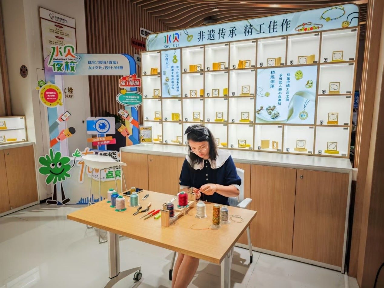 水貝夜校學(xué)員正在展示手工編繩過(guò)程。人民網(wǎng) 肖聰聰攝