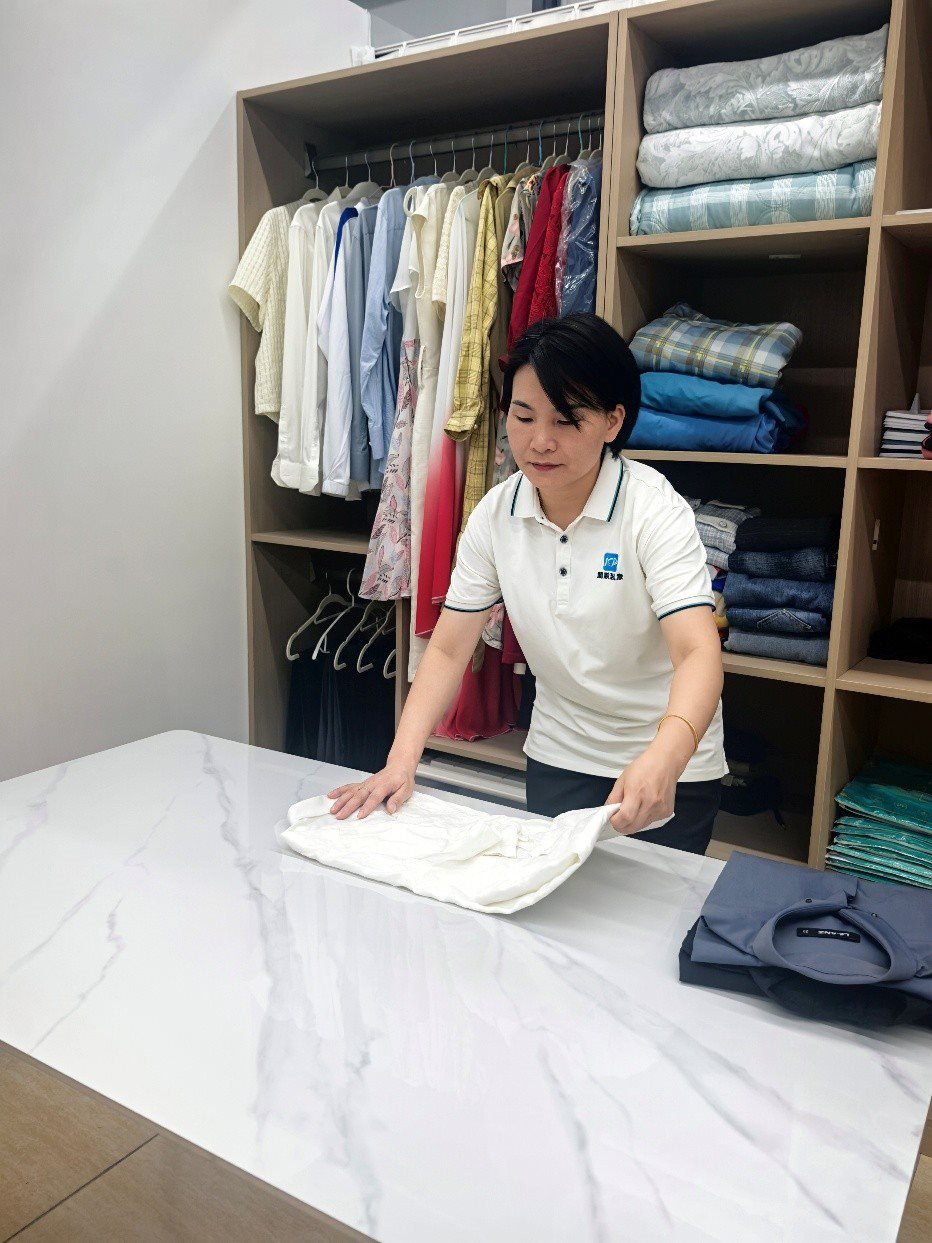劉水金正在客戶家中做衣柜整理收納工作。受訪者供圖