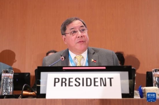 5月20日，在瑞士日內(nèi)瓦，第78屆世界衛(wèi)生大會主席赫爾博薩宣布審議通過“大流行協(xié)定”。新華社記者 杜哲宇 攝