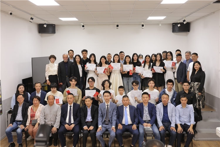 獲獎(jiǎng)?wù)吲c主辦方合影。主辦方供圖