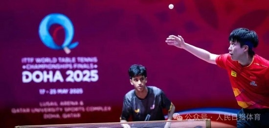 5月17日，王楚欽在比賽中發(fā)球。