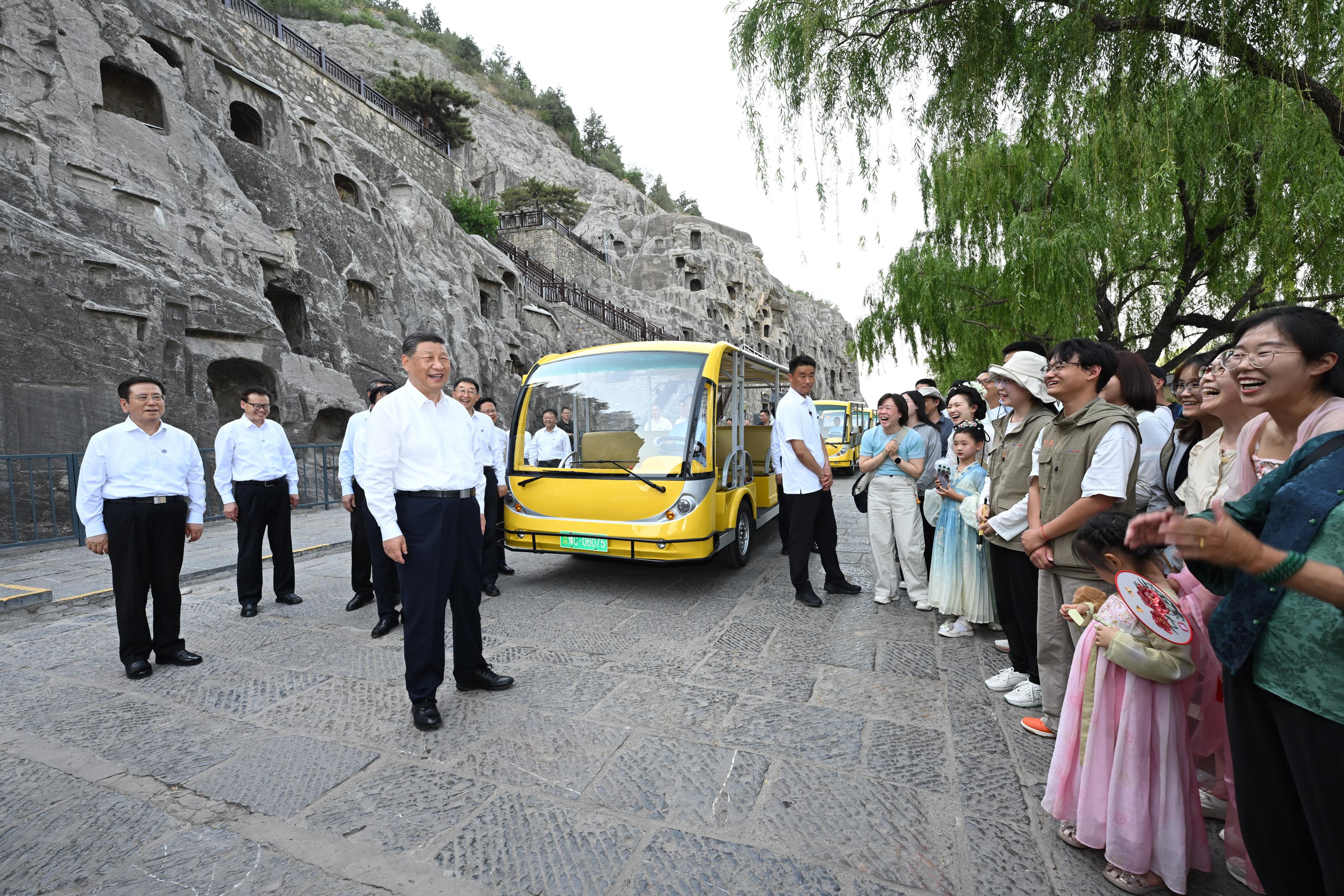 2025年5月19日，習(xí)近平總書(shū)記在洛陽(yáng)龍門(mén)石窟考察時(shí)，同游客親切交流。