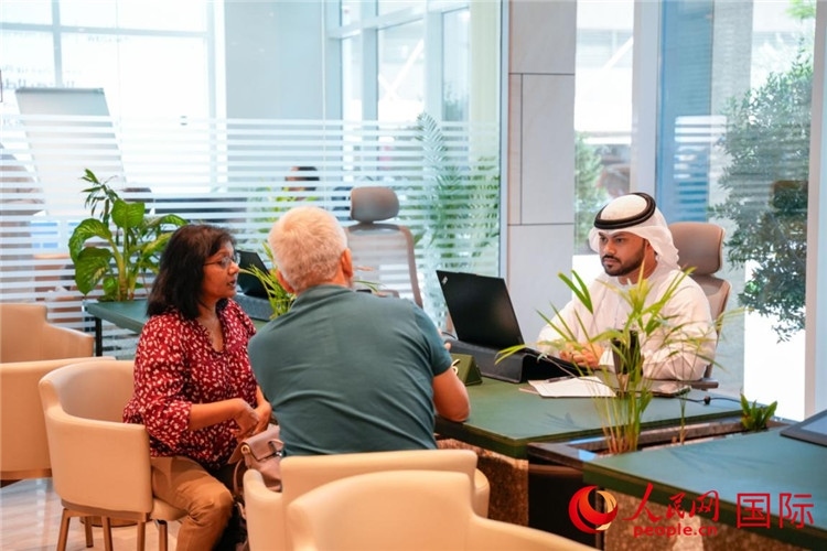 在阿治曼自由區(qū)一站式服務(wù)中心內(nèi)，工作人員為客商辦理業(yè)務(wù)。人民網(wǎng) 塔里克·易卜拉欣攝