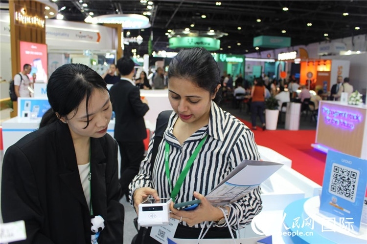 中外嘉賓交流。人民網(wǎng) 杰勒德·阿勒費(fèi)爾攝