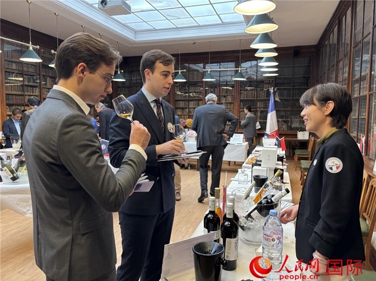 法國嘉賓與參展云南企業(yè)代表交流。人民網(wǎng)記者 于超凡攝