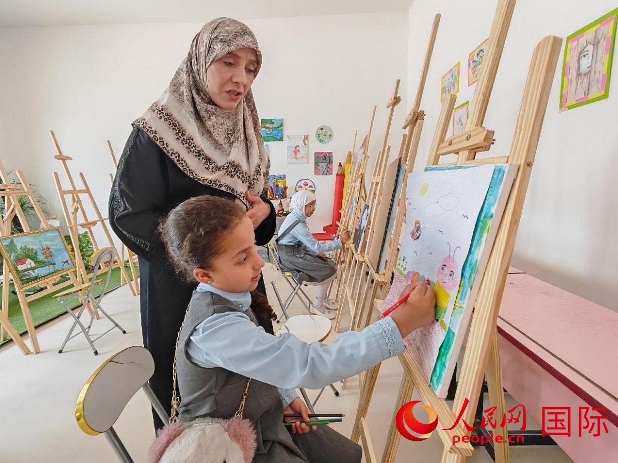 阿爾穆塔?阿里卡特國際學校的學生在美術室上課。人民網記者 管克江攝