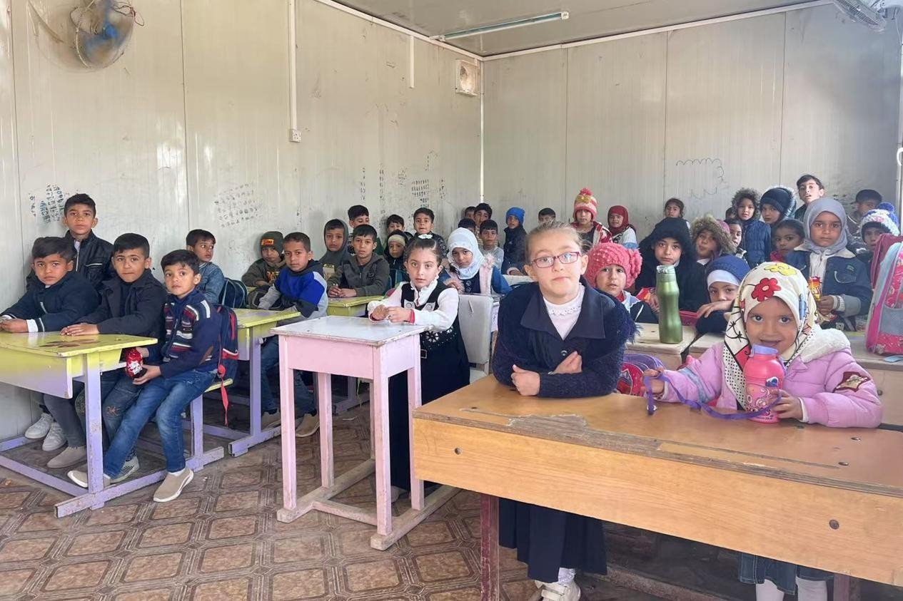 伊拉克卡爾巴拉省學生在簡易板房內上課。中國電建供圖