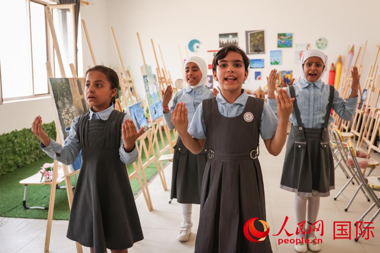 阿爾穆塔?阿里卡特國際學校的學生表演舞蹈。人民網記者 薛丹攝