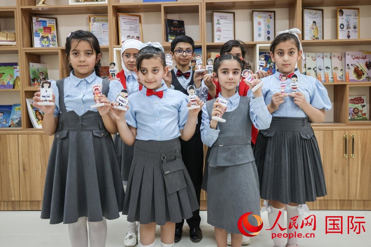 阿爾穆塔?阿里卡特國際學校的學生在圖書室上課。人民網記者 薛丹攝