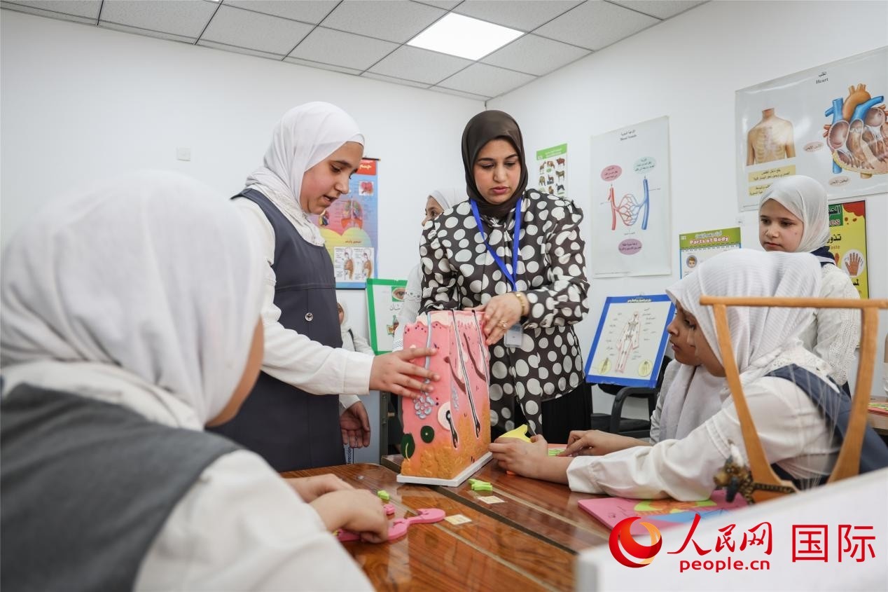圖為阿爾·圖拉女子學校學生在上生物課。人民網(wǎng)記者 薛丹攝