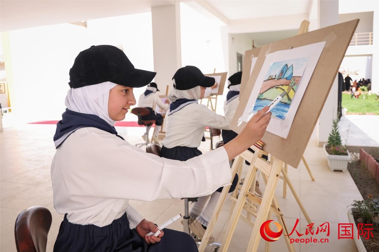圖為阿爾·圖拉女子學校學生在上美術(shù)課。人民網(wǎng)記者 薛丹攝