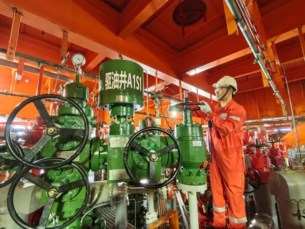 生產(chǎn)人員正在打開二氧化碳驅(qū)油井采油樹閥門。受訪者供圖