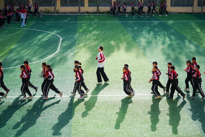 2025年4月24日，在新疆克州阿圖什市哈拉峻鄉(xiāng)謝依特小學(xué)，支教教師帶領(lǐng)學(xué)生晨跑。新華社記者 徐宏巖 攝