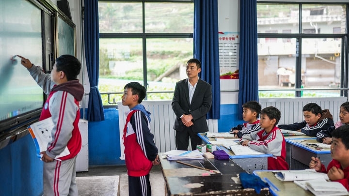 2024年11月21日，在地處烏蒙山區(qū)的貴州省六盤水市水城區(qū)亮巖小學(xué)，學(xué)生在供暖的教室內(nèi)學(xué)習(xí)。新華社記者 陶亮 攝