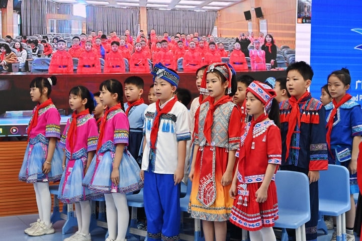 2025年3月28日，在“壯蒙一家親 共筑中國夢”手拉手主題云隊會上，廣西南寧市濱湖路小學(xué)四（1）中隊隊員通過網(wǎng)絡(luò)和內(nèi)蒙古鄂爾多斯東勝區(qū)第十二小學(xué)四（9）中隊隊員一起唱《中國少年先鋒隊隊歌》。新華社記者 周華 攝