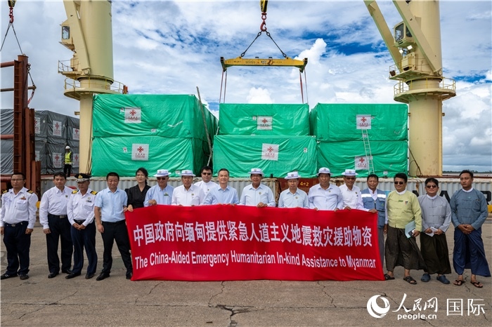 5月25日，中國駐緬甸大使館參贊歐陽道冰、仰光省首席部長梭登及緬有關(guān)部門官員出席援緬第十五批緊急人道主義地震救災(zāi)物資交接儀式。人民網(wǎng)記者謝佳君攝