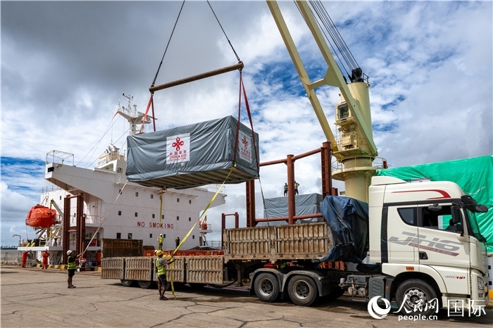 5月25日，當(dāng)?shù)毓と嗽诟劭趶呢涊喩闲遁d援緬第十五批緊急人道主義地震救災(zāi)物資。人民網(wǎng)記者謝佳君攝