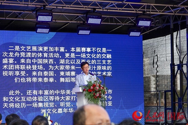 中國駐法蘭克?？傤I(lǐng)事黃昳揚(yáng)在致辭中對龍舟賽表示熱烈祝賀。人民網(wǎng) 依琳攝