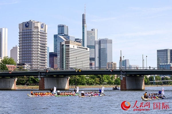 龍舟賽隊(duì)伍奮力揮槳、破浪前行。人民網(wǎng) 依琳攝