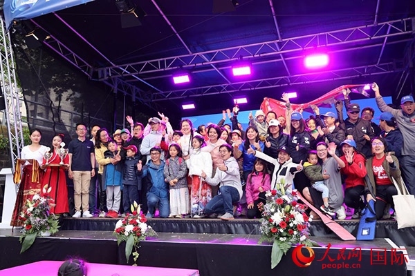 獲獎(jiǎng)選手們上臺領(lǐng)獎(jiǎng)并合影留念。人民網(wǎng)記者 劉仲華攝