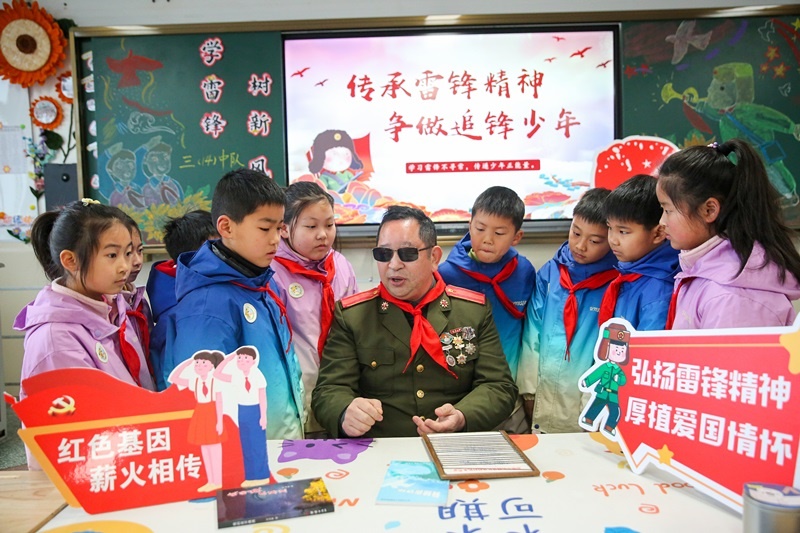2025年3月3日，江蘇南通如皋市安定小學(xué)里，傷殘軍人許波銀在思政小課堂上向?qū)W生講述雷鋒故事。