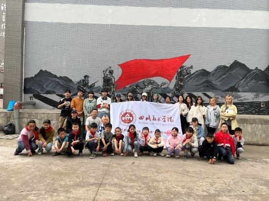 “行動中的課堂：探尋茶馬古道紅色印記”工作坊與當?shù)匦W生共同創(chuàng)作主題壁畫。