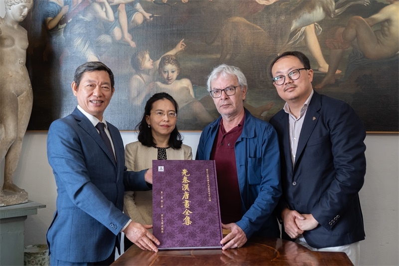 圖片說明：捐贈儀式現(xiàn)場。 張錫琪攝