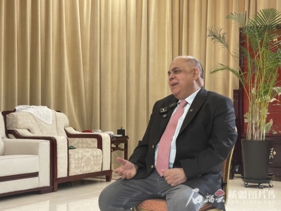 上合組織副秘書長索海爾·汗在專訪中。石榴云/新疆日報記者 劉翔攝