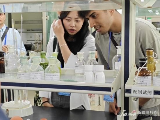 5月26日，2025上合組織國家媒體合作論壇嘉賓參觀新奇康藥業(yè)股份有限公司實驗室。石榴云/新疆日報記者 宋海波攝