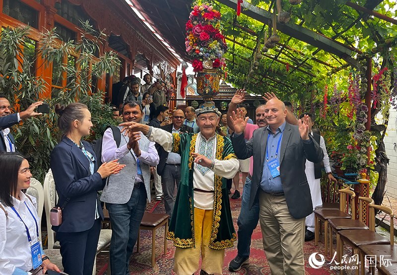 5月24日，外國媒體人在伊寧市喀贊其民俗旅游區(qū)參觀體驗(yàn)。 人民網(wǎng)記者 翟轉(zhuǎn)麗攝