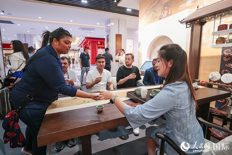 5月25日，外國媒體人在霍爾果斯國際邊境合作中心中國文化館參觀。人民網(wǎng)記者 張武軍攝