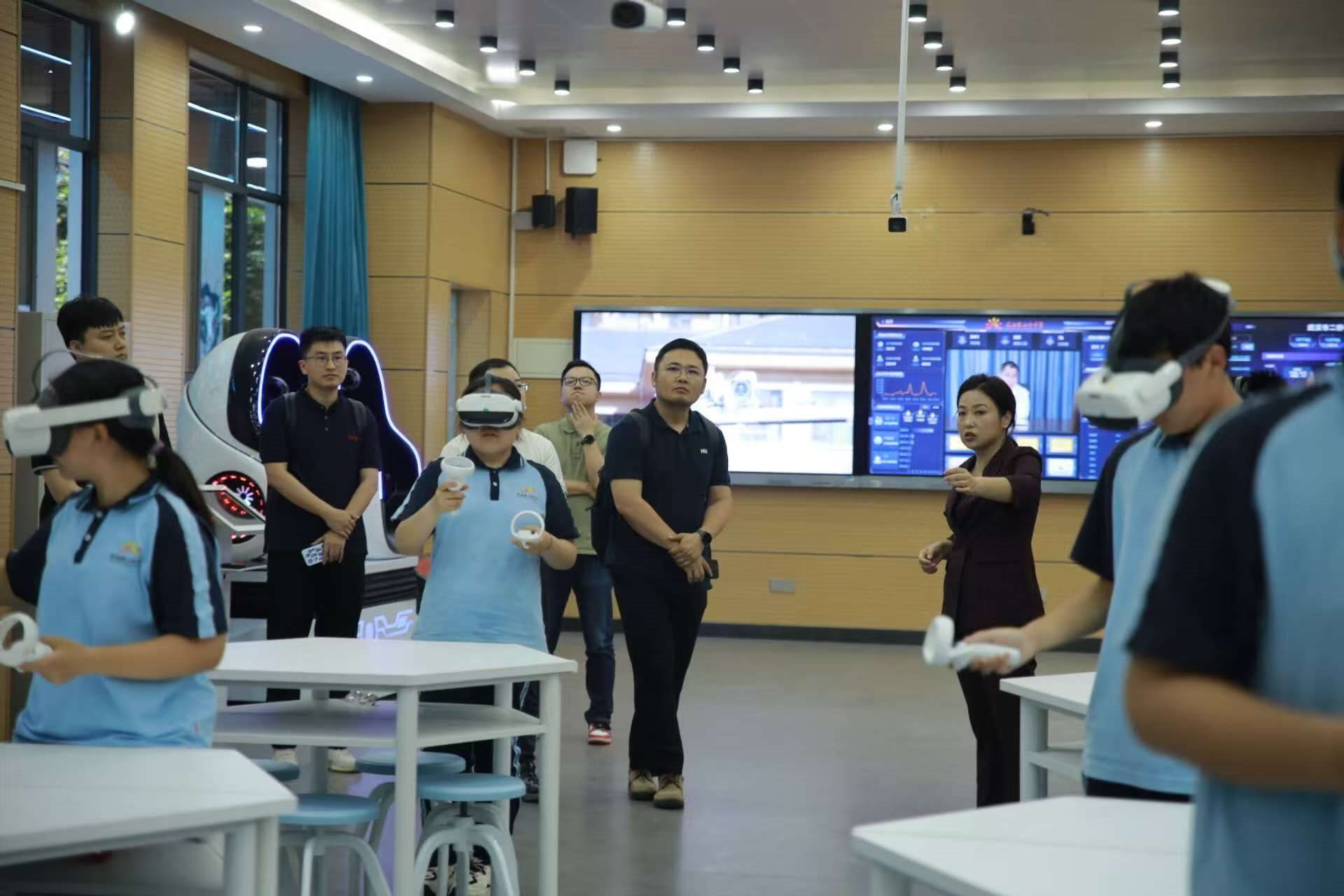 二橋中學(xué)學(xué)生在應(yīng)用VR設(shè)備學(xué)習(xí)。主辦方供圖