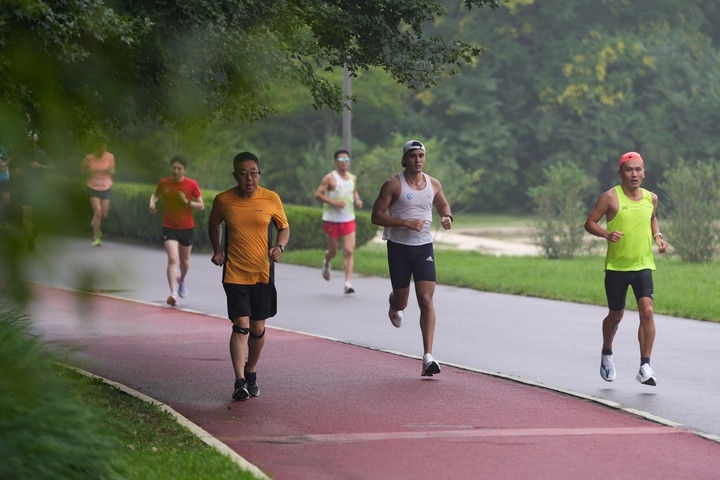 2024年7月14日，市民在北京中軸線延長線上的奧林匹克森林公園運動鍛煉。
