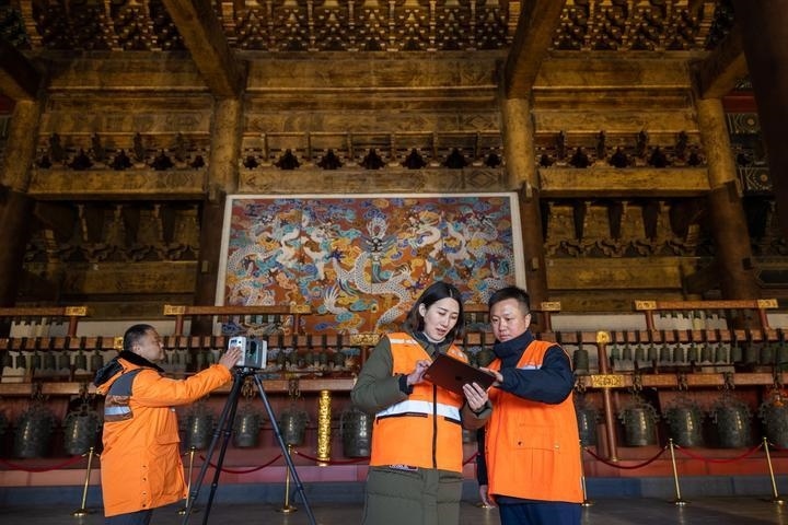 北京市測繪設(shè)計研究院團(tuán)隊在太廟測繪（2023年2月19日攝）。2020年9月起，北京市測繪設(shè)計研究院的技術(shù)團(tuán)隊開展了北京中軸線遺產(chǎn)點實地測繪，從文物保護(hù)、環(huán)境整治、文物騰退等方面為北京中軸線申遺提供空間數(shù)據(jù)底板。