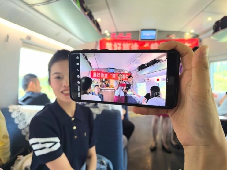 在活動(dòng)中，旅客紛紛舉起手機(jī)拍攝。顏笑攝