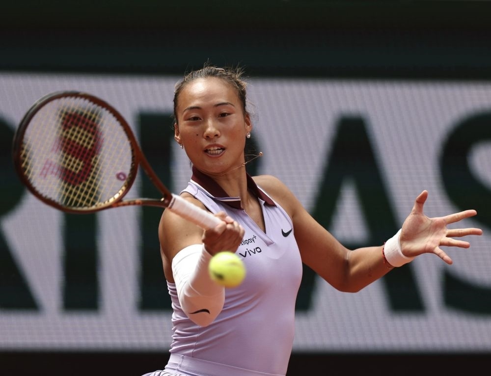 6月1日，鄭欽文在比賽中回球。新華社記者 李京 攝