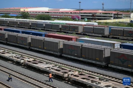 5月31日，在蒙內(nèi)鐵路內(nèi)羅畢站到發(fā)場(chǎng)，鐵路工人在鐵道旁巡檢。新華社記者 楊光 攝