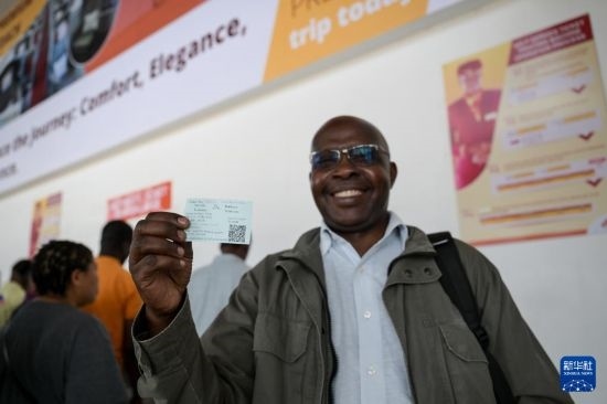 5月31日，在蒙內(nèi)鐵路內(nèi)羅畢站，一名前往蒙巴薩的乘客展示車票。新華社記者 楊光 攝
