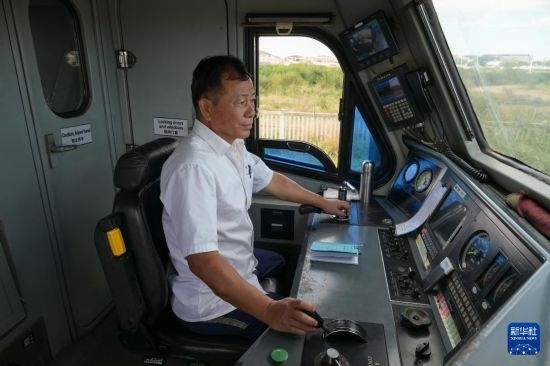 5月31日，在蒙內(nèi)鐵路內(nèi)羅畢站，機(jī)車駕駛員蔣立平在即將開往蒙巴薩的E2次列車上進(jìn)行準(zhǔn)備工作。新華社記者 楊光 攝