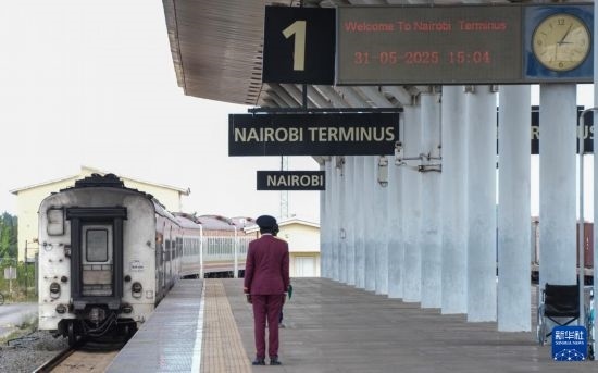 5月31日，在蒙內(nèi)鐵路內(nèi)羅畢站，工作人員目送開往蒙巴薩的E2次列車駛離站臺(tái)。新華社記者 李亞輝 攝