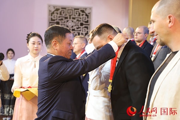 中國駐俄羅斯大使張漢暉為獲獎(jiǎng)?wù)哳C獎(jiǎng)。人民網(wǎng)記者 肖新新攝