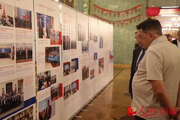 與會(huì)嘉賓參觀中俄科技創(chuàng)新合作圖片展。人民網(wǎng)記者 肖新新攝