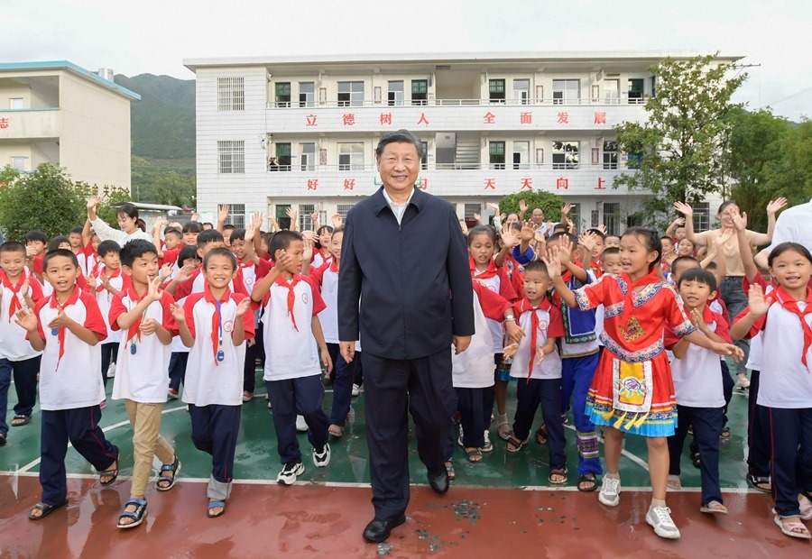 2020年9月16日，在湖南郴州市汝城縣文明瑤族鄉(xiāng)第一片小學，師生們簇擁著習近平總書記步出校園。新華社記者 李學仁 攝